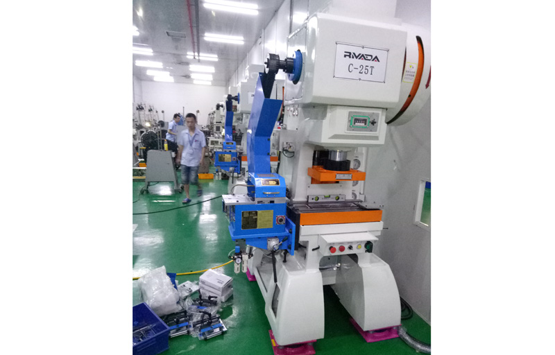 虹瑞衝床配蜜桃视频夾式送料機批量出（chū）機